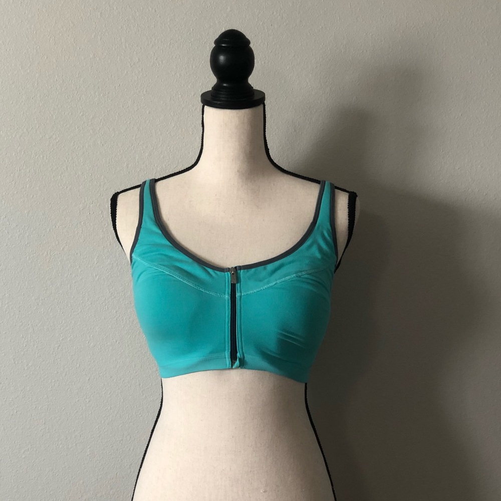 Victoria’s Secret Front Close Knockout Sports Bra